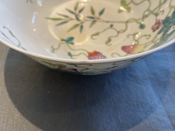 Een Chinese famille rose 'sanduo' kom, Guangxu merk en periode